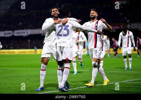 Salerne, Italie. 22 décembre 2023. Fikayo Tomori (C) de l'AC Milan célèbre son but avec ses coéquipiers lors d'un match de soccer Serie A entre Salernitana et l'AC Milan à Salerne, Italie, le 22 décembre 2023. Crédit : Alberto Lingria/Xinhua/Alamy Live News Banque D'Images