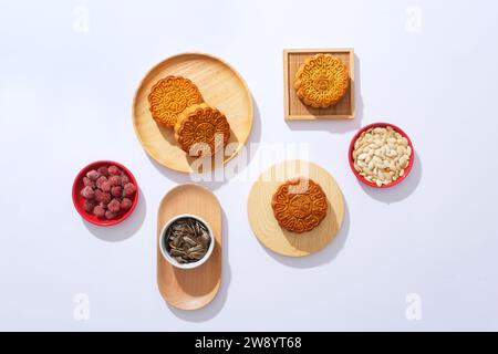 Simplicité minimale disposition des gâteaux de lune, de la confiture et des graines sur fond blanc pour le Festival de la mi-automne. Vue de dessus. Scène publicitaire. Chinois mi-automne Fe Banque D'Images