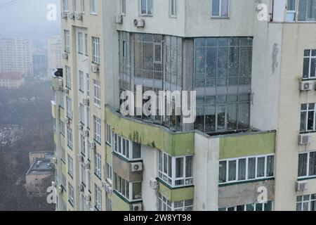 Kiev, Ukraine. 22 décembre 2023. Les fenêtres d'un appartement dans le quartier de Solomyanskyi sont brisées par l'explosion d'un fragment de drone kamikaze. Au petit matin, la Russie a attaqué la capitale ukrainienne avec des munitions de loiring, connues sous le nom de drones kamikazes, qui ont été interceptées par les forces de défense aérienne ukrainiennes. Cependant, des fragments de drones ont entraîné la destruction dans quelques quartiers de la ville. Crédit : SOPA Images Limited/Alamy Live News Banque D'Images