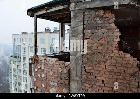 Kiev, Ukraine. 22 décembre 2023. Les étages supérieurs d'un immeuble résidentiel de grande hauteur dans le district de Solomyanskyi sont lourdement endommagés par l'explosion d'un fragment de drone kamikaze. Au petit matin, la Russie a attaqué la capitale ukrainienne avec des munitions de loiring, connues sous le nom de drones kamikazes, qui ont été interceptées par les forces de défense aérienne ukrainiennes. Cependant, des fragments de drones ont entraîné la destruction dans quelques quartiers de la ville. Crédit : SOPA Images Limited/Alamy Live News Banque D'Images