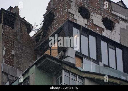 Kiev, Ukraine. 22 décembre 2023. Les étages supérieurs d'un immeuble résidentiel de grande hauteur dans le district de Solomyanskyi sont lourdement endommagés par l'explosion d'un fragment de drone kamikaze. Au petit matin, la Russie a attaqué la capitale ukrainienne avec des munitions de loiring, connues sous le nom de drones kamikazes, qui ont été interceptées par les forces de défense aérienne ukrainiennes. Cependant, des fragments de drones ont entraîné la destruction dans quelques quartiers de la ville. Crédit : SOPA Images Limited/Alamy Live News Banque D'Images