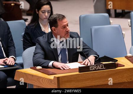 New York, États-Unis. 22 décembre 2023. L’Ambassadeur Brett Jonathan Miller, Représentant permanent adjoint d’Israël auprès des Nations Unies, prend la parole lors de la réunion du Conseil de sécurité sur la situation au Moyen-Orient, y compris la question palestinienne, au siège de l’ONU à New York, le 22 décembre 2023. La résolution a été adoptée après des jours de négociations avec 13 membres votant pour et 2 se sont abstenus (Russie et États-Unis). (Photo de Lev Radin/Sipa USA) crédit : SIPA USA/Alamy Live News Banque D'Images