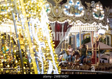 Madrid, Espagne. 13 décembre 2023. Les enfants s’amusent à une foire de Noël à Mérida, en Espagne, le 13 décembre 2023. Crédit : Meng Dingbo/Xinhua/Alamy Live News Banque D'Images