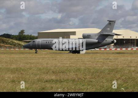 Le 606, un Dassault Falcon 7X exploité par l'armée de l'air hongroise (HunAF) arrive à la RAF Fairford dans le Gloucestershire, en Angleterre, pour soutenir le contingent hongrois participant au Royal International Air Tattoo 2023 (RIAT 2023). Banque D'Images