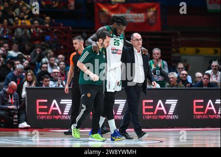 Milan, Lombardie, Italie. 22 décembre 2023. 26 MATHIAS LESSORT du Panathinaikos Aktor Athens s'est blessé lors de l'Euroleague, ronde 16, match entre EA7 Emporio Armani Milan et Panathinaikos Aktor Athens au Mediolanum Forum le 22 décembre 2023, à Milan, Italie. (Image de crédit : © Stefanos Kyriazis/ZUMA Press Wire) USAGE ÉDITORIAL SEULEMENT! Non destiné à UN USAGE commercial ! Banque D'Images