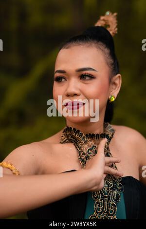 Beau visage d'une femme javanaise dans un costume de danse traditionnelle avant que le spectacle de danse commence à l'intérieur du festival Banque D'Images