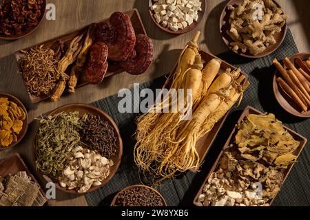 Les médicaments traditionnels précieux sont affichés sur des plateaux en bois sur fond en bois vintage. Scène pour le produit publicitaire avec ingrédient naturel : gins Banque D'Images