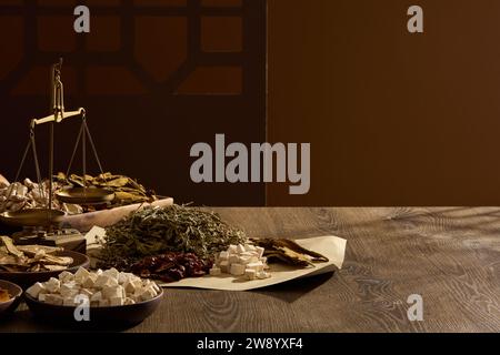 Les médicaments naturels, rares et sains sont placés sur des plateaux en bois sur fond de table brun. La médecine traditionnelle chinoise est utilisée dans la prévention et t Banque D'Images