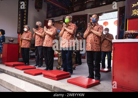 Bandung, Indonésie - 8 janvier 2022 : le touriste apporte les offrandes pour les moines tout en priant le dieu ensemble au temple de Bouddha à l'intérieur du Banque D'Images