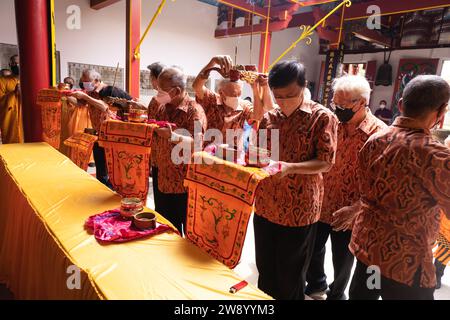 Bandung, Indonésie - 8 janvier 2022 : le touriste apporte les offrandes pour les moines tout en priant le dieu ensemble au temple de Bouddha à l'intérieur du Banque D'Images