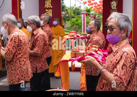 Bandung, Indonésie - 8 janvier 2022 : le touriste apporte les offrandes pour les moines tout en priant le dieu ensemble au temple de Bouddha à l'intérieur du Banque D'Images