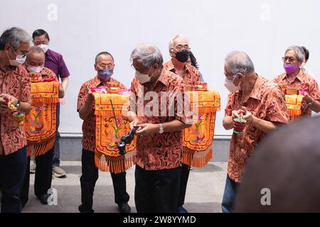 Bandung, Indonésie - 8 janvier 2022 : le touriste apporte les offrandes pour les moines tout en priant le dieu ensemble au temple de Bouddha à l'intérieur du Banque D'Images