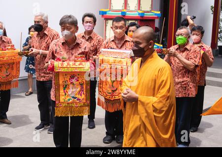 Bandung, Indonésie - 8 janvier 2022 : le touriste apporte les offrandes pour les moines tout en priant le dieu ensemble au temple de Bouddha à l'intérieur du Banque D'Images