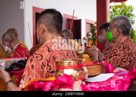 Bandung, Indonésie - 8 janvier 2022 : le touriste apporte les offrandes pour les moines tout en priant le dieu ensemble au temple de Bouddha à l'intérieur du Banque D'Images