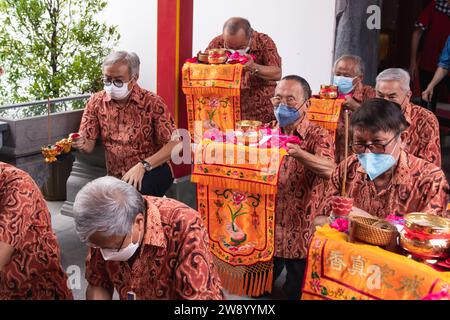 Bandung, Indonésie - 8 janvier 2022 : le touriste apporte les offrandes pour les moines tout en priant le dieu ensemble au temple de Bouddha à l'intérieur du Banque D'Images