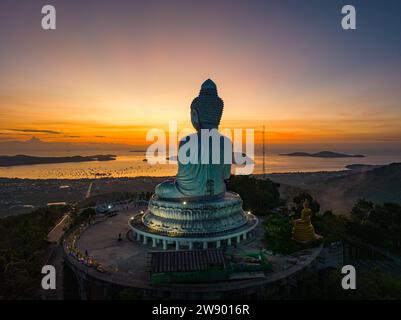Vue aérienne paysage lumière jaune à l'horizon au lever du soleil devant Phuket Big Buddha le soleil doré brille à travers les nuages. La beauté du statut Banque D'Images