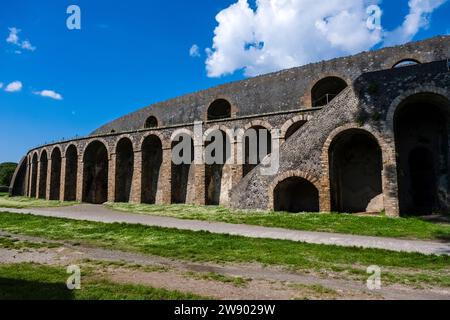 Anfiteatro romano di Pompei dans le site archéologique de Pompéi, une ancienne ville détruite par l'éruption du Vésuve en 79 après JC. Banque D'Images