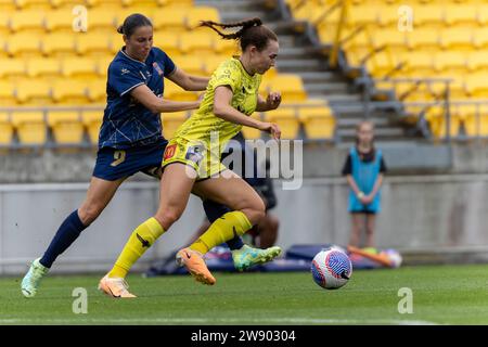 Le défenseur de Wellington Phoenix MacKenzie Barry a défié pour le ballon. Wellington Phoenix contre Newcastle Jets. Liberty A League. Sky Stadium. Wellington. Nouvelle-Zélande (Joe SERCI/SPP) crédit : SPP Sport Press photo. /Alamy Live News Banque D'Images