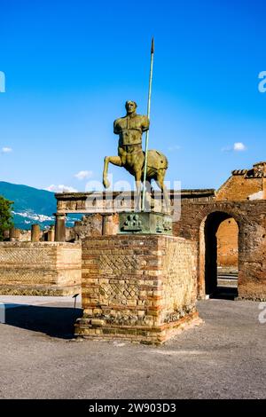 Ruines du Forum et Statue du Centaure, Statua di centauro dans le site archéologique de Pompéi, une ancienne ville détruite par l'éruption du mont Ve Banque D'Images