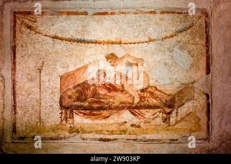Peintures murales dans le Lupanar, bordel dans le site archéologique de Pompéi, une ancienne ville détruite par l'éruption du Vésuve en 79 après JC. Banque D'Images