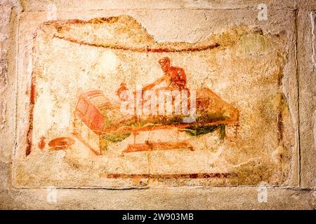 Peintures murales dans le Lupanar, bordel dans le site archéologique de Pompéi, une ancienne ville détruite par l'éruption du Vésuve en 79 après JC. Banque D'Images