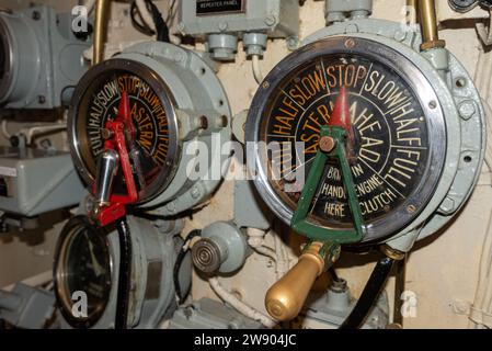 Mécanique intérieure et fonctionnement avec différents cadrans à l'intérieur du HMS Alliance, qui fait partie du musée des sous-marins à Gosport, en Angleterre. Décembre 2023. Banque D'Images