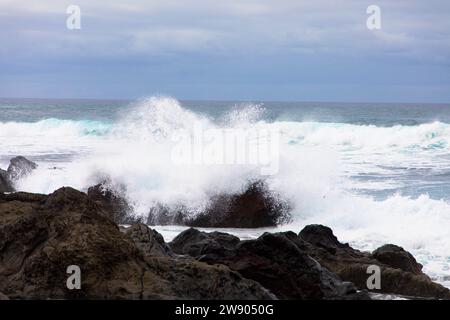 Vue panoramique de Los Hervideros. Côte sud-ouest, côte volcanique accidentée, surf fort, grottes marines, collines de lave rouge. Lanzarote, Îles Canaries, Espagne Banque D'Images