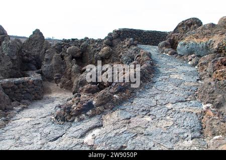 Sentier de randonnée à Los Hervideros. Côte sud-ouest, paysage volcanique accidenté, grottes et collines de lave rouge. Lanzarote, Îles Canaries, Espagne Banque D'Images