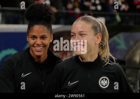 Francfort, Allemagne. 21 décembre 2023. Francfort, Allemagne, le 21 décembre 2023 : Shekiera Martinez ( 9 Francfort ) Nadine Riesen ( 22 Francfort ) lors du match de football UEFA Womens Champions League entre Eintracht Francfort et Benfica Lissabon au Deutsche Bank Park à Francfort, Allemagne. (Julia Kneissl/SPP) crédit : SPP Sport Press photo. /Alamy Live News Banque D'Images