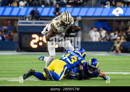 New Orleans Saints Tight End Juwan Johnson (83) attrape une passe perdue par la sécurité des Rams de Los Angeles John Johnson III (43) lors d'un match de la NFL, Thurs Banque D'Images