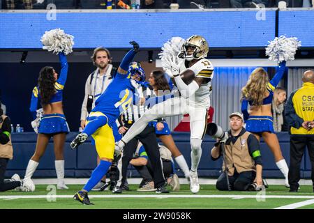Le Wide Receiver A.T. Perry (17) des Saints de la Nouvelle-Orléans attrape une passe pour un touchdown contre le cornerback des Rams de Los Angeles Cobie durant (14) lors d'un gam de la NFL Banque D'Images