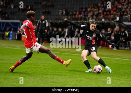 Francfort, Allemagne. 21 décembre 2023. Francfort, Allemagne, le 21 décembre 2023 : Barbara Dunst ( 28 Francfort ) Christy Ucheibe ( 16 Lissabon ) lors du match de football UEFA Womens Champions League entre Eintracht Frankfurt et Benfica Lissabon au Deutsche Bank Park à Francfort, Allemagne. (Julia Kneissl/SPP) crédit : SPP Sport Press photo. /Alamy Live News Banque D'Images