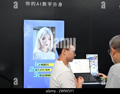 Pékin, Chine. 5 septembre 2023. Les visiteurs découvrent la technologie humaine numérique de l’IA lors de la Foire internationale du commerce des services de Chine 2023 (CIFTIS) au parc Shougang à Beijing, capitale de la Chine, le 5 septembre 2023. Crédit : Li Xin/Xinhua/Alamy Live News Banque D'Images