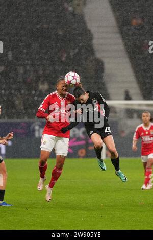 Francfort, Allemagne. 21 décembre 2023. Francfort, Allemagne, le 21 décembre 2023 : Barbara Dunst ( 28 Francfort ) Nycole Raysla ( 9 Lissabon ) lors du match de football UEFA Womens Champions League entre Eintracht Frankfurt et Benfica Lissabon au Deutsche Bank Park à Francfort, Allemagne. (Julia Kneissl/SPP) crédit : SPP Sport Press photo. /Alamy Live News Banque D'Images