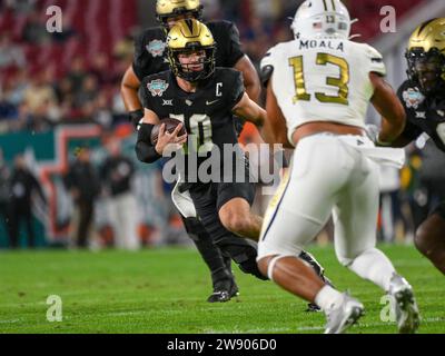 Tampa, Floride, États-Unis. 22 décembre 2023. Le quarterback John Rhys Plumlee (10) de l'Union Home Mortgage Gasparilla Bowl au Raymond James Stadium de Tampa, FL. Romeo T Guzman/Cal Sport Media/Alamy Live News Banque D'Images