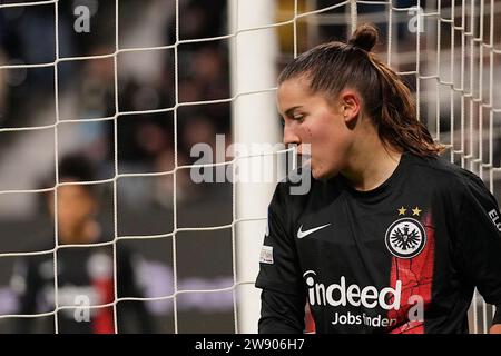 Francfort, Allemagne. 21 décembre 2023. Francfort, Allemagne, le 21 décembre 2023 : Carlotta Wamser ( 30 Francfort ) lors du match de football UEFA Womens Champions League entre Eintracht Frankfurt et Benfica Lissabon au Deutsche Bank Park à Francfort, en Allemagne. (Julia Kneissl/SPP) crédit : SPP Sport Press photo. /Alamy Live News Banque D'Images