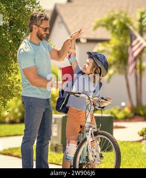 père et fils en plein air. je m'amuse. père et fils profitant d'une balade à vélo ensemble. duo fils et père actifs à vélo à travers la campagne pittoresque sur Banque D'Images