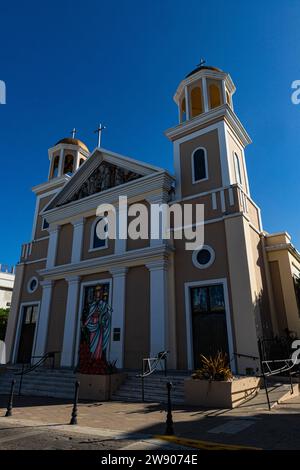 Catedral Nuestra Senora de la Calendaria - Mayaguez Plaza Colón est la place principale ou zocalo à Mayaguez Porto Rico. La plaza et sa fontaine comme Banque D'Images