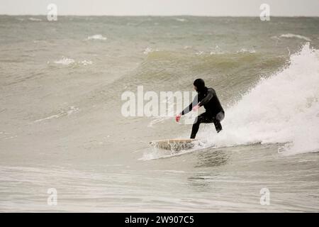 Freshwater Bay, île de Wight. 22 décembre 2023. Temps sec à travers la côte sud aujourd'hui avec une rupture de houle solide. Le windsurfer professionnel Ross Williams s'essaie au surf à Freshwater Bay près de Totland sur l'île de Wight. Crédit : james jagger/Alamy Live News Banque D'Images