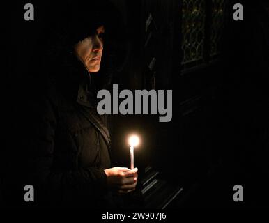 Prague, République tchèque. 22 décembre 2023. Un service œcuménique avec la marche pour les victimes de la fusillade de la veille à la Faculté des Arts de l'Université Charles, a eu lieu à St. Église Salvator à Prague, République tchèque, le 22 décembre 2023. Crédit : Michal Krumphanzl/CTK photo/Alamy Live News Banque D'Images