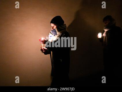 Prague, République tchèque. 22 décembre 2023. Un service œcuménique avec la marche pour les victimes de la fusillade de la veille à la Faculté des Arts de l'Université Charles, a eu lieu à St. Église Salvator à Prague, République tchèque, le 22 décembre 2023. Crédit : Michal Krumphanzl/CTK photo/Alamy Live News Banque D'Images