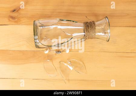 Bouteille vide en verre cassée et cassée. Vue de dessus. Banque D'Images