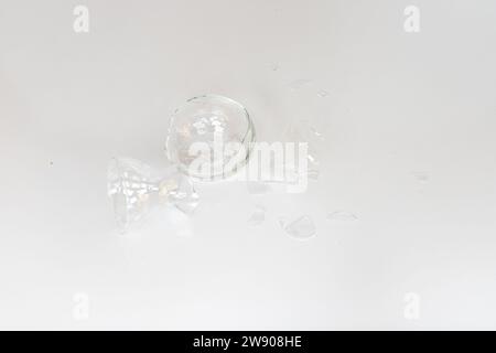 Vase en verre cassé avec des bords tranchants isolé sur fond blanc Banque D'Images