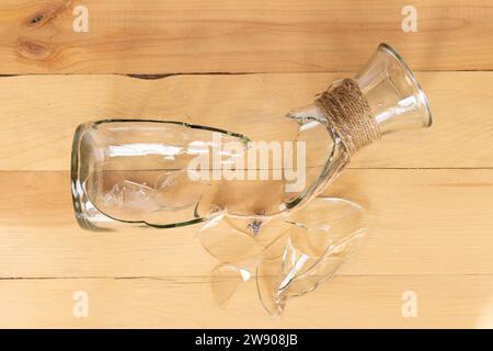 Vase en verre cassé avec des éclats de verre décomposés sur un fond noir. Photo de haute qualité Banque D'Images