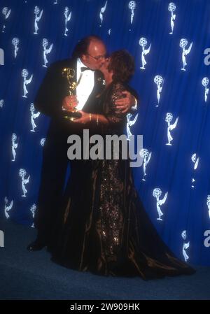 Pasadena, Californie, États-Unis 8 septembre 1996 l'acteur Dennis Franz et son épouse Joanie Zeck assistent à la 48e Primetime Emmy Awards au Pasadena Civic Auditorium le 8 septembre 1996 à Pasadena, Californie, États-Unis. Photo de Barry King/Alamy stock photo Banque D'Images