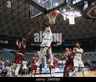 22 décembre 2023 : le garde Old Dominion R.J. Blakney (15 ans) dunke le ballon lors du match de basket-ball Diamond Head Classic de Hawaiian Airlines entre les Temple Owls et les Old Dominion Monarchs au Sofi Arena dans le Stan Sheriff Center à Honolulu, Hawaii. Glenn Yoza/CSM Banque D'Images