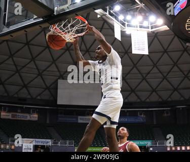 Honolulu, Hawaï, États-Unis. 22 décembre 2023. Le joueur de Old Dominion dunke le ballon pendant le match de basket-ball Diamond Head Classic de Hawaiian Airlines entre les Temple Owls et les monarchs de Old Dominion à Sofi Arena dans le Stan Sheriff Center à Honolulu, Hawaï. Glenn Yoza/CSM/Alamy Live News Banque D'Images