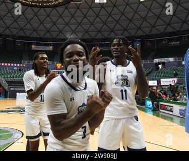 Honolulu, Hawaï, États-Unis. 22 décembre 2023. Les joueurs de Old Dominion célèbrent après le match lors du match de basket-ball Diamond Head Classic de Hawaiian Airlines entre les Temple Owls et les Old Dominion Monarchs au Sofi Arena dans le Stan Sheriff Center à Honolulu, Hawaï. Glenn Yoza/CSM/Alamy Live News Banque D'Images