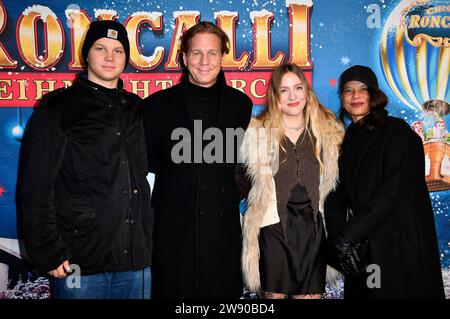 Thomas Heinze mit partenaire Jackie Brown, Sohn Sam und Tochter Lucille BEI der Premiere des 19. Original Roncalli Weihnachtscirque im Tempodrom. Berlin, 22.12.2023 *** Thomas Heinze avec son partenaire Jackie Brown, son fils Sam et sa fille Lucille lors de la première du Roncalli Weihnachtscirque original de 19 au Tempodrom Berlin, 22 12 2023 Foto:Xn.xKubelkax/xFuturexImagex roncalli 3343 Banque D'Images