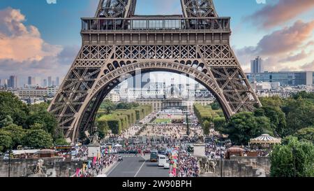 Paris, France - 12 septembre 2016 : gros plan de la Tour Eiffel avec des touristes et des personnes visitant Paris avec un ciel nuageux bleu Banque D'Images